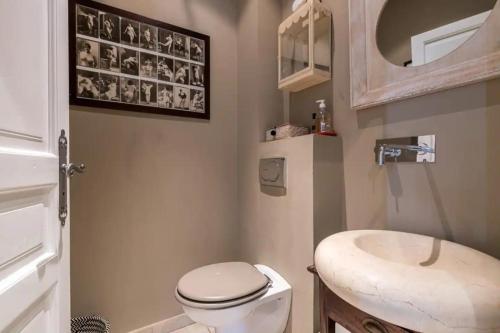 une salle de bain avec des toilettes blanches et un lavabo dans l'établissement Villa de luxe à Eze, à Èze