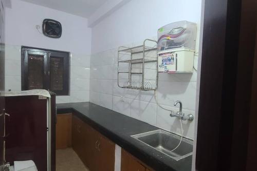 Кухня или мини-кухня в Atithi Devo Bhava - RadhaNiwas
