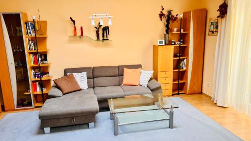 Posezení v ubytování RESIDENCE KOLONADA 60 square meters 2 rooms Apartment in best Location direct at famous Colonnade and Singing Fountain