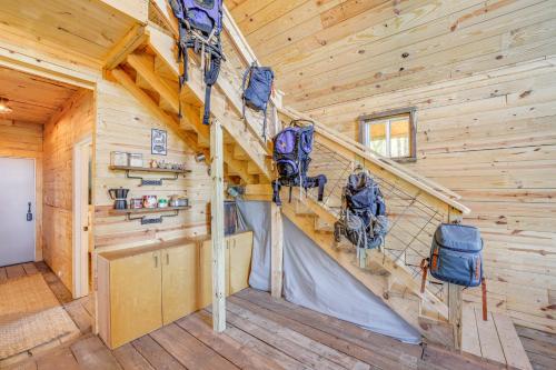 Lake ToxawayにあるSecluded Brevard Cabin with Private Waterfall!の木の壁に階段がある小屋