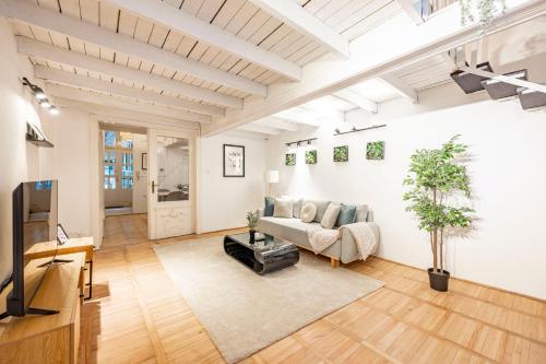 Central & Cozy Dream Home by Prestige Homes 1072 Budapest, 37 Akácfa utca kép - 3