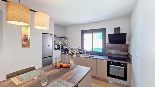 une cuisine avec un comptoir en bois dans une pièce dans l'établissement Maison entre canal et mer, à Colombiers