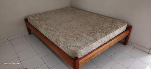 a mattress on a bed frame in a room at Vila Mar Flats - 1 Dorm - Guriri - 800m da Praia in Guriri
