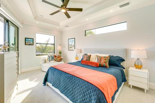 Ένα ή περισσότερα κρεβάτια σε δωμάτιο στο Luxe Home in Punta Gorda with Pool Canal Views!