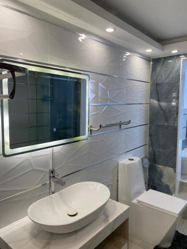 een witte badkamer met een wastafel en een douche bij Villa Doña Juana in Cancino Adentro