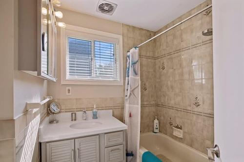 łazienka z umywalką i wanną w obiekcie Grandview Beach Retreat - an incredible beachfront is waiting for you w mieście Port McNicoll