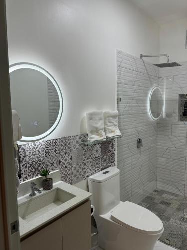 uma casa de banho com um WC, um lavatório e um chuveiro em Apartaestudios La capital em San José