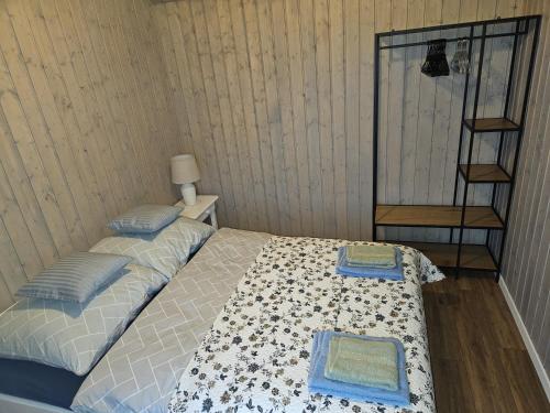 1 dormitorio con 2 camas y toallas. en Domek Na Wzgórzu en Klonowo Dolne