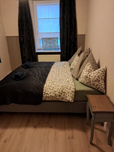 - une chambre avec un lit, une fenêtre et une table dans l'établissement XL Large & Cozy 2 bedroom Apartment nearly Hallstatt & Bad Ischl, à Bad Goisern