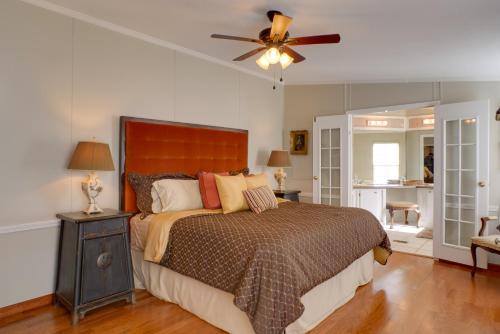 um quarto com uma cama e uma ventoinha de tecto em Dog-Friendly Georgia Home with Grill and Fishing Pond! em Rising Fawn