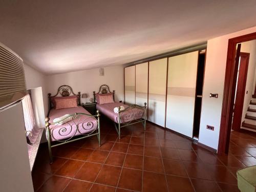 a room with two beds and a table with mirrors at Villetta panoramica con giardino in Ossi