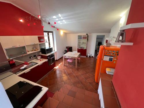 an aerial view of a kitchen with red walls at Villetta panoramica con giardino in Ossi