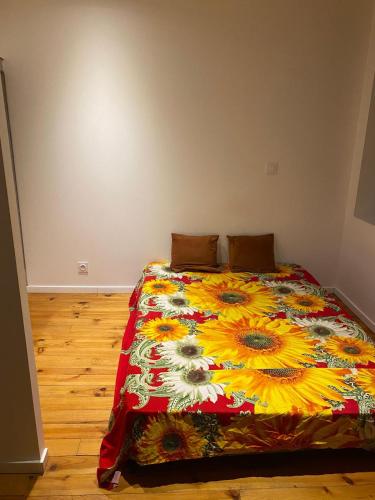 - une chambre avec un lit et une couette colorée dans l'établissement Bastide centre, à Carcassonne