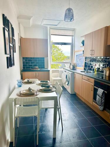Dapur atau dapur kecil di Dumbarton cosy home, Loch Lomond