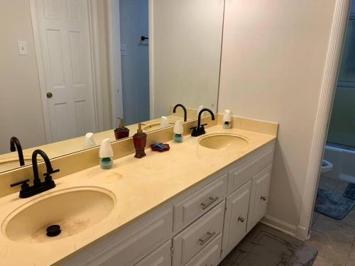Ванна кімната в Luxury Southern Mansion w/ Pool