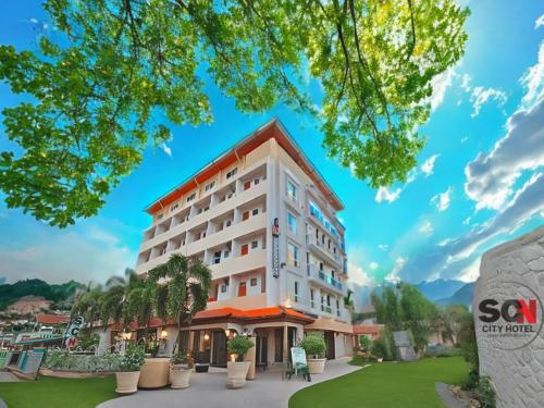 uma representação de um hotel com um edifício em SCN City Hotel Rayong em Ban Chang