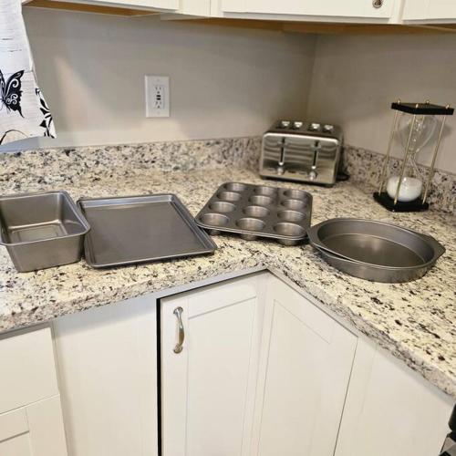 Chic Oasis: 3BR, 2BA, Private Deckにあるキッチンまたは簡易キッチン