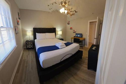 Chic Oasis: 3BR, 2BA, Private Deckにあるベッド