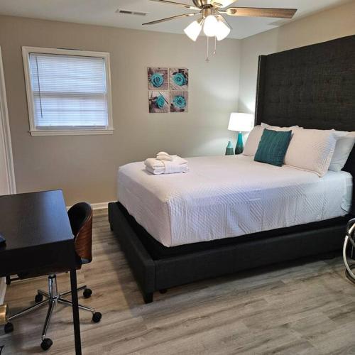 Chic Oasis: 3BR, 2BA, Private Deckにあるベッド