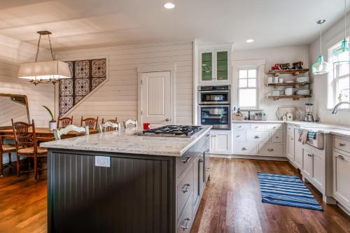 Dapur atau dapur kecil di Modern Gearhart Getaway, Walk to Beach and Downtown!