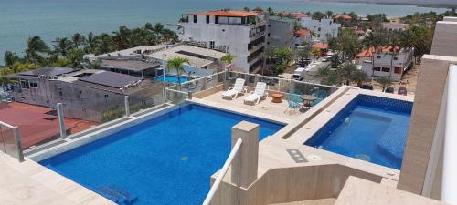 - une vue aérienne sur une piscine au-dessus d'un bâtiment dans l'établissement Hotel Yaque Club, à Porlamar