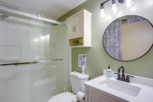 une salle de bain avec toilettes, lavabo et miroir dans l'établissement Serene Roseland Retreat Near Wintergreen Resort!, à Roseland