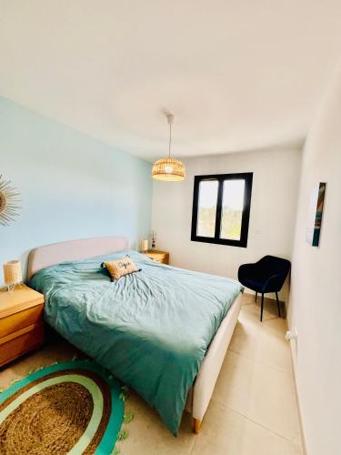 une chambre avec un lit et une chaise dedans dans l'établissement Villa Mila*Proche plages, à La Garde
