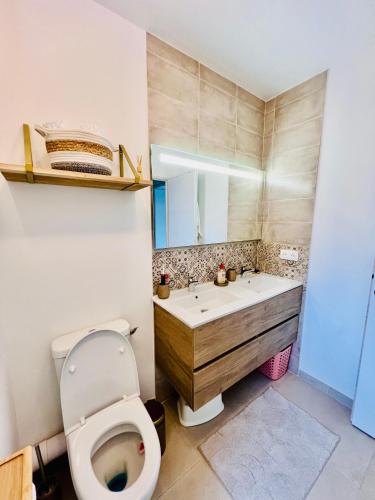 une salle de bain avec toilettes et lavabo dans l'établissement Villa Mila*Proche plages, à La Garde