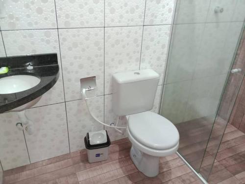 博阿維斯塔的住宿－Apartamento Mobiliado - Wi-Fi，一间带卫生间和水槽的浴室