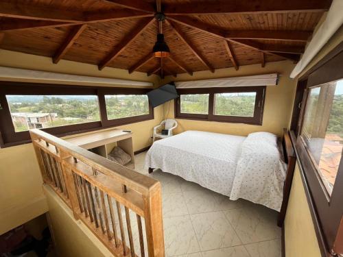 1 dormitorio con 1 cama y balcón en Hostal Inn II Rionegro en Rionegro
