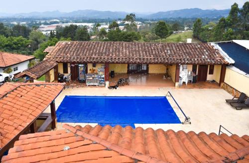 una vista aérea de una casa con piscina en Hostal Inn II Rionegro en Rionegro