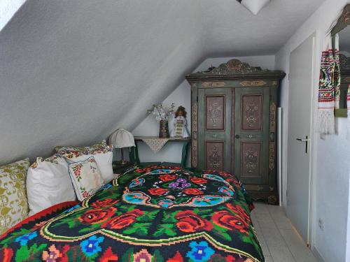 1 dormitorio con 1 cama y armario de madera en Rustikale Wohnung, en Patzig