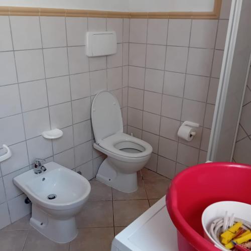 uma casa de banho com um WC e um lavatório em A due passi dal mare em Codaruina