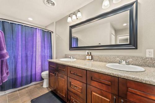 un bagno con due lavandini e un grande specchio di The Unicorn House - 9 min Park entrance - Pool, Outdoor Dining a Joshua Tree