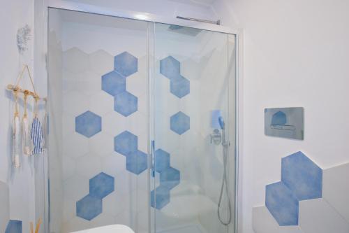 ein Bad mit einer blauen Dusche in der Unterkunft Devalù casa del mare in Cefalú