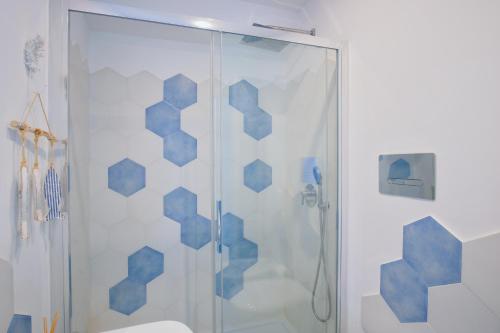 a bathroom with a shower with blue at Devalù casa del mare in Cefalù