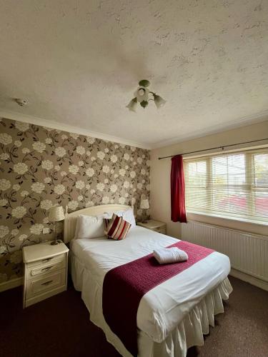 Una cama o camas en una habitación de Haigs Hotel