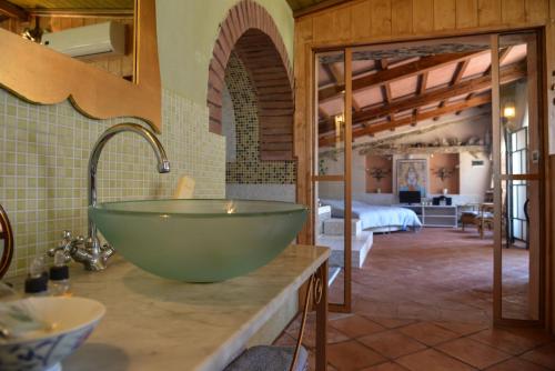 baño con un gran fregadero verde en una encimera en Agriturismo Il Palazzino en Bibbona