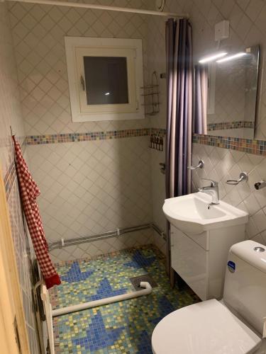 uma casa de banho com um WC e um lavatório em Charming Studio in kista em Estocolmo
