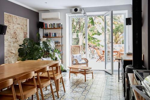 - une salle à manger avec une table et des chaises dans l'établissement Casa Apollo Guesthouse, à Faro