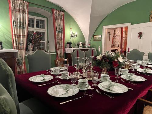 a table with plates and glasses on top of it at Itha’s secret escape in Langschlag