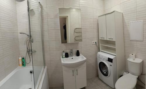 ein Bad mit einem Waschbecken, einem WC und einer Dusche in der Unterkunft BELLEVUE in Narva