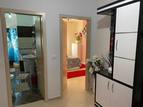 Zimmer mit einem Bad mit einem Waschbecken und einem Spiegel in der Unterkunft Apartament Pogradec in Pogradec