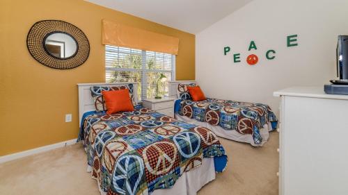 1 Schlafzimmer mit 2 Betten und einem Spiegel in der Unterkunft The Pool Shack in Orlando
