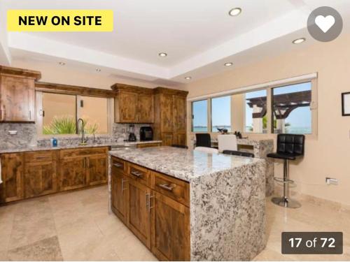 Η κουζίνα ή μικρή κουζίνα στο A Beautiful, New Beach Front Coastal House with Pool!