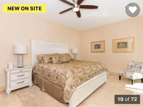 - une chambre avec un lit et un ventilateur de plafond dans l'établissement A Coastal House for Relaxation near Golf Course And Beach Front, à Puerto Peñasco