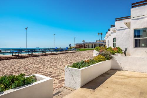 a building on the beach next to the ocean at Villa Querubines 53 - Playa Arcangel in Rosarito