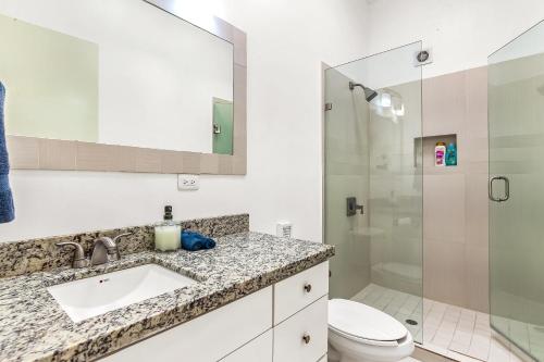 een badkamer met een wastafel, een toilet en een douche bij Villa Querubines 53 - Playa Arcangel in Rosarito