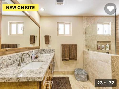 uma nova casa de banho no local com um lavatório e um chuveiro em A Coastal House for Relaxation near Golf Course And Beach Front em Puerto Peñasco
