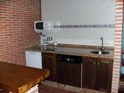 uma cozinha com um lavatório e uma bancada em Los Cascayos em Abantro